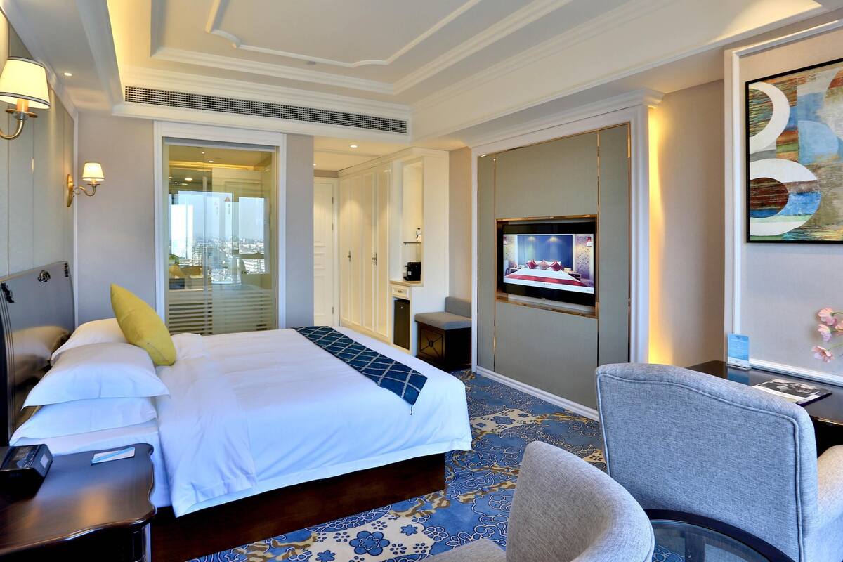 Privilege, Chambre, 1 très grand lit | Minibar, coffres-forts dans les chambres, bureau