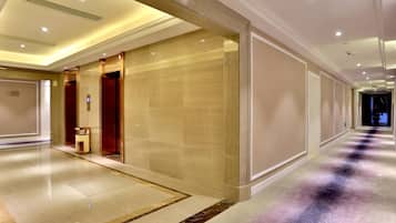 Minibar, Zimmersafe, Schreibtisch, laptopgeeigneter Arbeitsplatz