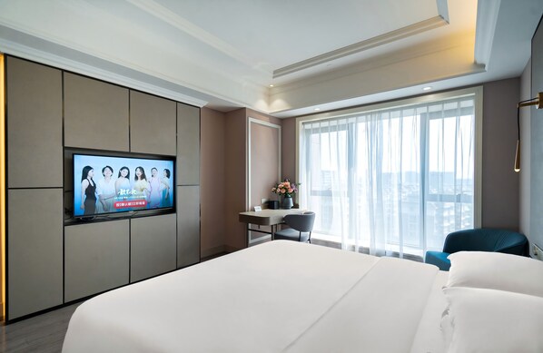 Deluxe Room, 1 King Bed | Desk, laptop workspace, blackout drapes, iron/ironing board - Mercure Hangzhou Linping Hotel (Hangzhou)