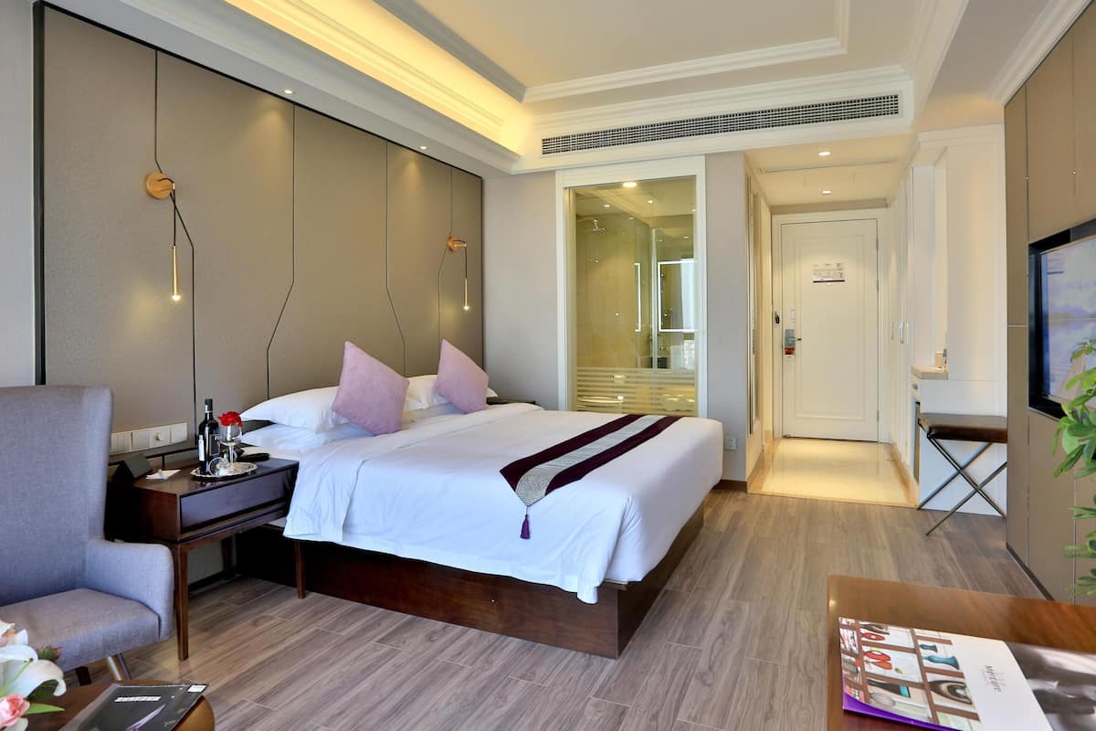 Phòng Deluxe, 1 giường cỡ king | Minibar, két bảo mật tại phòng, bàn