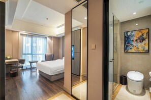 Minibar, in-room safe, desk, laptop workspace - Mercure Hangzhou Linping Hotel (Hangzhou)