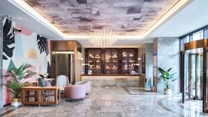 A lobby with a marble floor, a chandelier, a bookshelf, and a reception desk. - Mercure Hangzhou Linping Hotel (Hangzhou)
