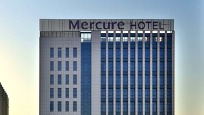 A modern hotel building with a grid of windows and a flat roof. - Mercure Hangzhou Linping Hotel (Hangzhou)
