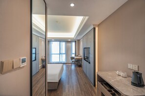 Desk, laptop workspace, blackout drapes, iron/ironing board - Mercure Hangzhou Linping Hotel (Hangzhou)