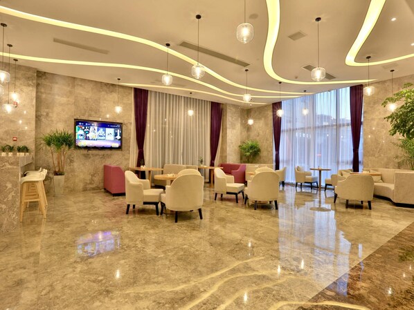 2 ห้องอาหาร, บริการอาหารเช้า อาหารกลางวัน และอาหารเย็น