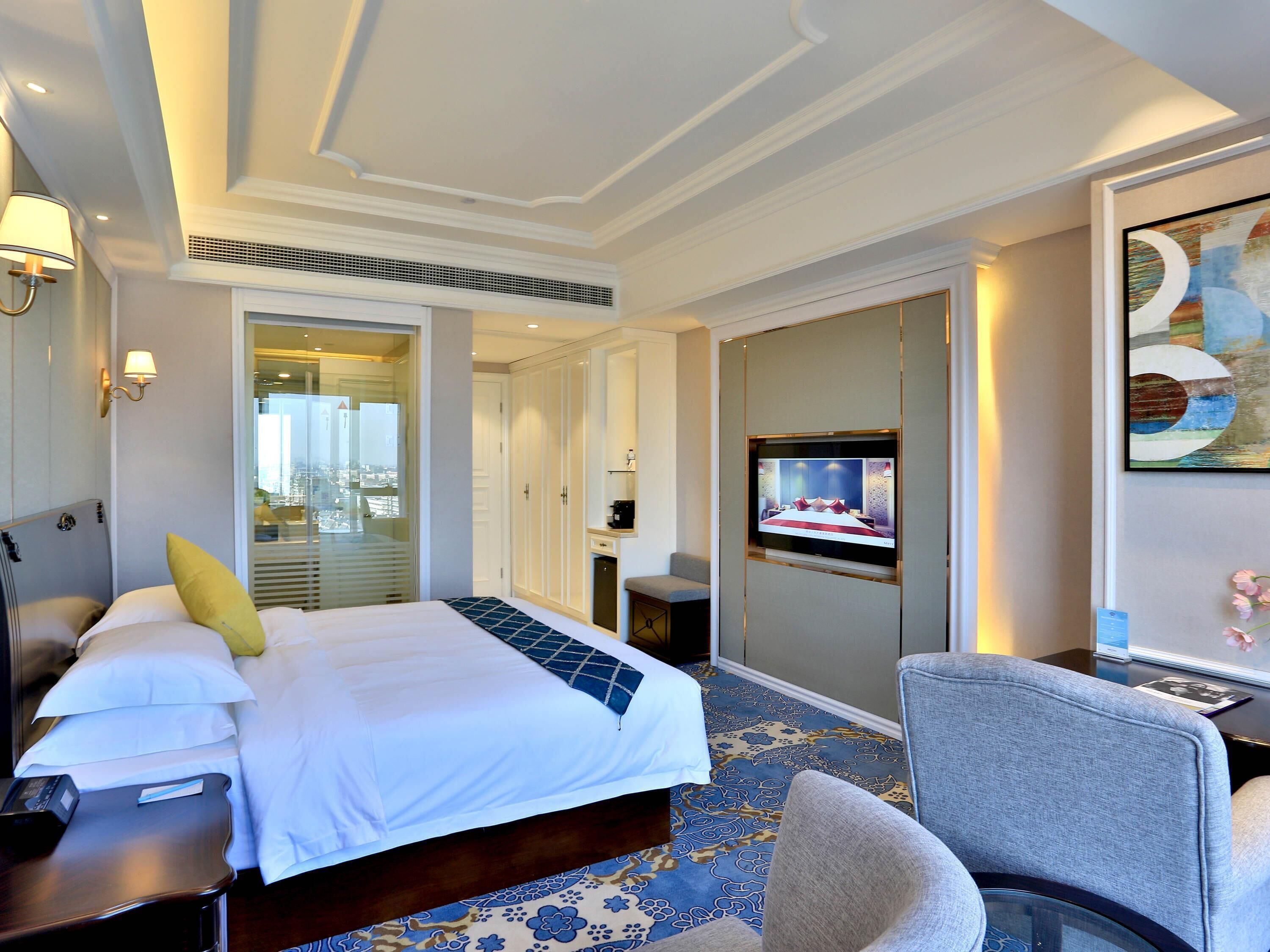 Privilege, Room, 1 King Bed | Desk, laptop workspace, blackout curtains, iron/ironing board