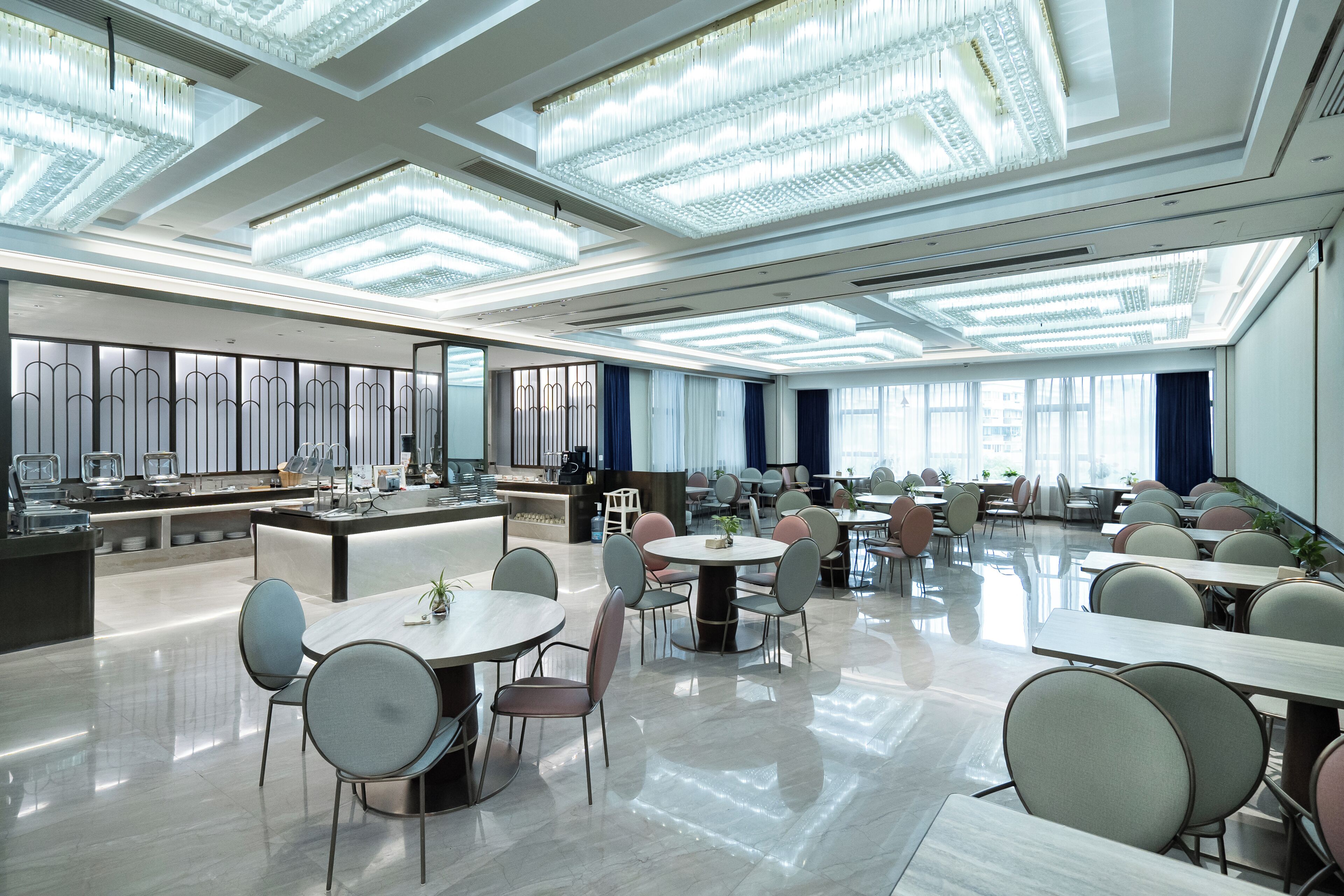 2 restaurants, breakfast, lunch, dinner served; international cuisine