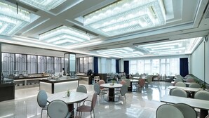 A spacious hotel lobby with a central island, round tables, and chairs. - Mercure Hangzhou Linping Hotel (Hangzhou)