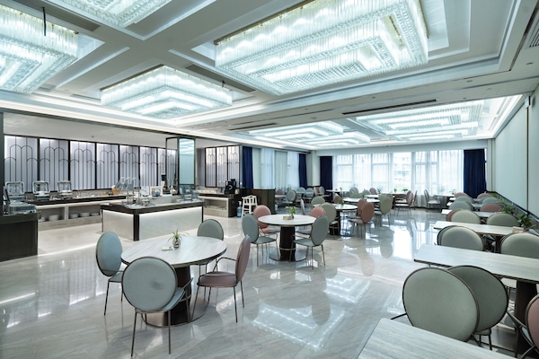 2 restaurants; breakfast, lunch, and dinner served