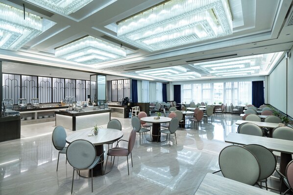 2 restaurants, serveren ontbijt, lunch, diner, internationale gerechten