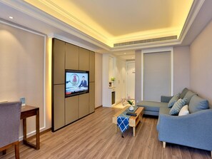 Suite Deluks, 1 Tempat Tidur King | Minibar, brankas, meja kerja, dan ruang kerja ramah laptop