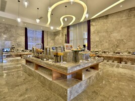 2 restaurants, breakfast, lunch, dinner served; international cuisine 