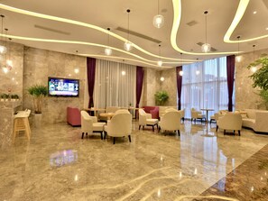 2 間餐廳;供應早餐、午餐、晚餐;多國菜