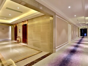 Desk, laptop workspace, blackout drapes, iron/ironing board - Mercure Hangzhou Linping Hotel (Hangzhou)