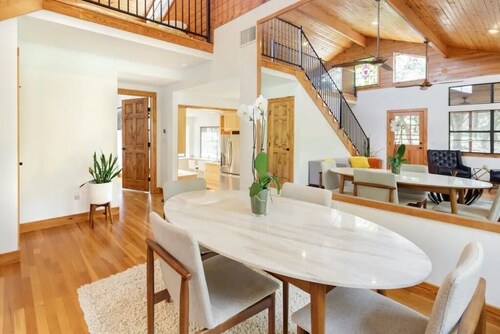  Chic Hill Country Oasis