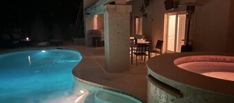 Luxury House In Paradise Valley With Private Pool & Hot Tub. 30 days minimum
