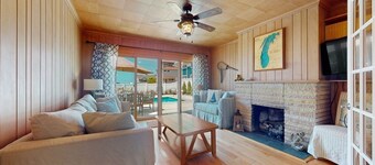 LUXURY BEACH HOME @ NORTH BEACH-LAKE VIEWS, FIRE PIT, HUGE PATIO & YARD, WALK 2 TOWN