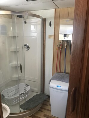 Combined shower/bathtub, hair dryer, towels, toilet paper