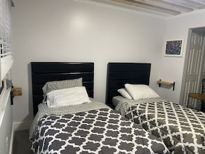 1 habitación, tabla de planchar con plancha, wifi gratis y ropa de cama