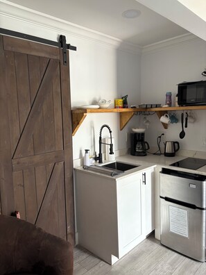 Jääkaappi, mikroaaltouuni, liesi, kahvin-/teenkeitin