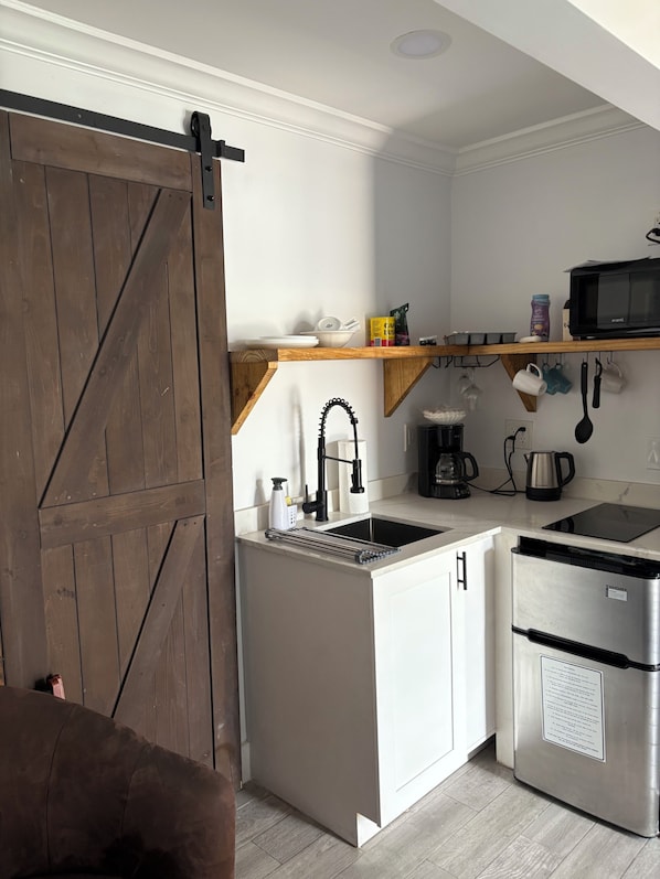 Réfrigérateur, micro-ondes, plaque de cuisson, cafetière/bouilloire