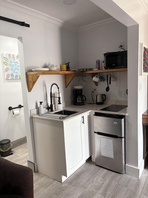 Refrigerador, microondas, parrilla de estufa y cafetera y tetera