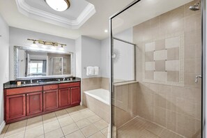Combined shower/bathtub, hair dryer, towels - Sandy Ridge Retreat | 3BR, 3 Bath Condo w/ Reunion Resort Views Near Orlando Theme Parks (Reunion)