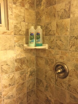 Dusj, regndusjhode, hårføner og håndklær