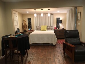 2 bedrooms, in-room safe, desk, iron/ironing board