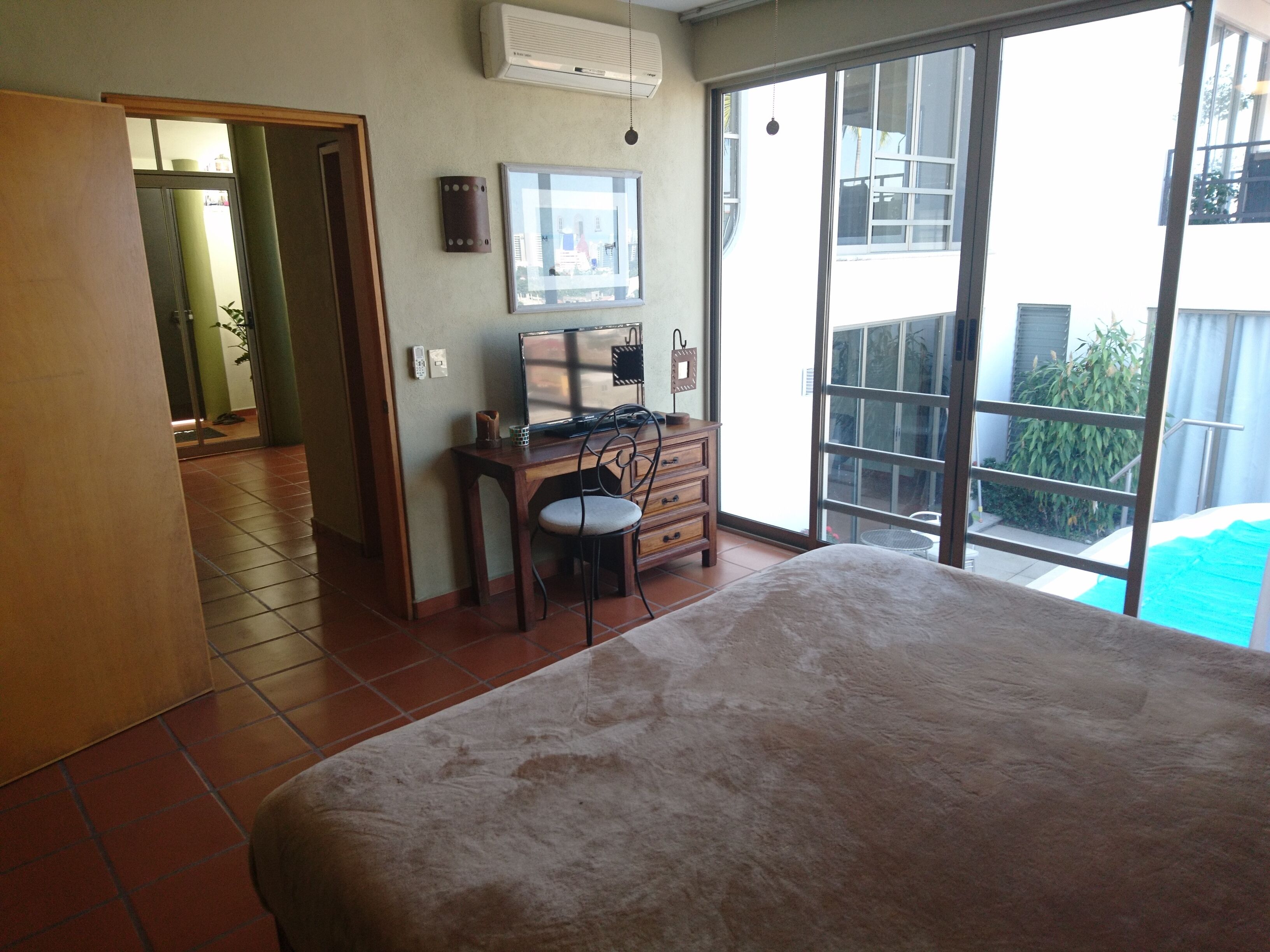 4 chambres, coffres-forts dans les chambres, fer et planche à repasser