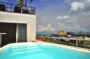A rooftop pool with a view of a cityscape and palm trees. - Villa  Europa - A Modern Private Home - Enjoy Views, Downtown and Beaches (Puerto Vallarta)
