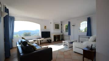 Smart TV, fireplace, DVD player, table tennis