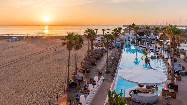 A resort with a pool, lounge chairs, and palm trees. - "ALL NATURE"- Private Oasis.15km to airport. 25 km to Valencia. Sleeps 14+3 (El Rellano)