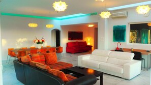 Smart TV, reproductor de DVD, tenis de mesa y libros 