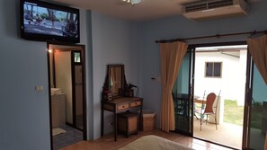 3 bedrooms, in-room safe, free WiFi, bed sheets