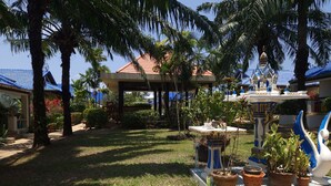 A well-maintained garden with a fountain, palm trees, and a gazebo. - LARGE VILLA SWIMMING POOLS TROPICAL GARDEN SEA GOLF RELAXATION 6 /12 ADULTS (Phuket)