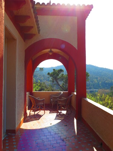"Casabelladona: Beautiful villa surrounded by forest at the city's edge."