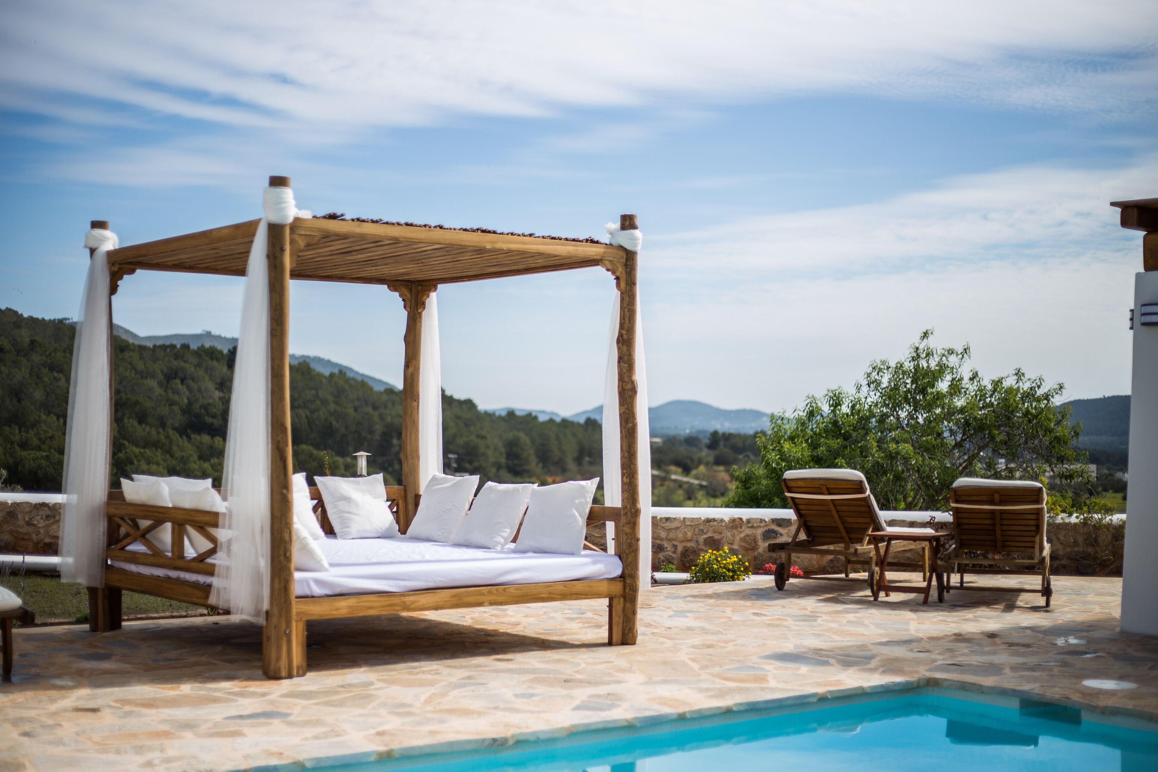 Een buitenzwembad en ligstoelen