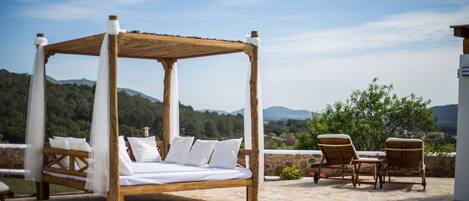 Piscine extérieure, chaises longues