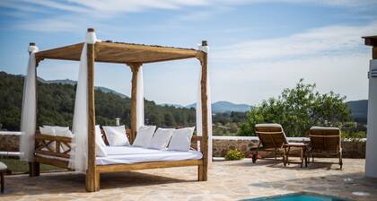 Tyypillinen ibizalainen talo, josta on näkymät, uima-allas, poreallas, puutarha, biljardi ja pingispöytä.