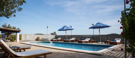 Utomhuspool och solstolar