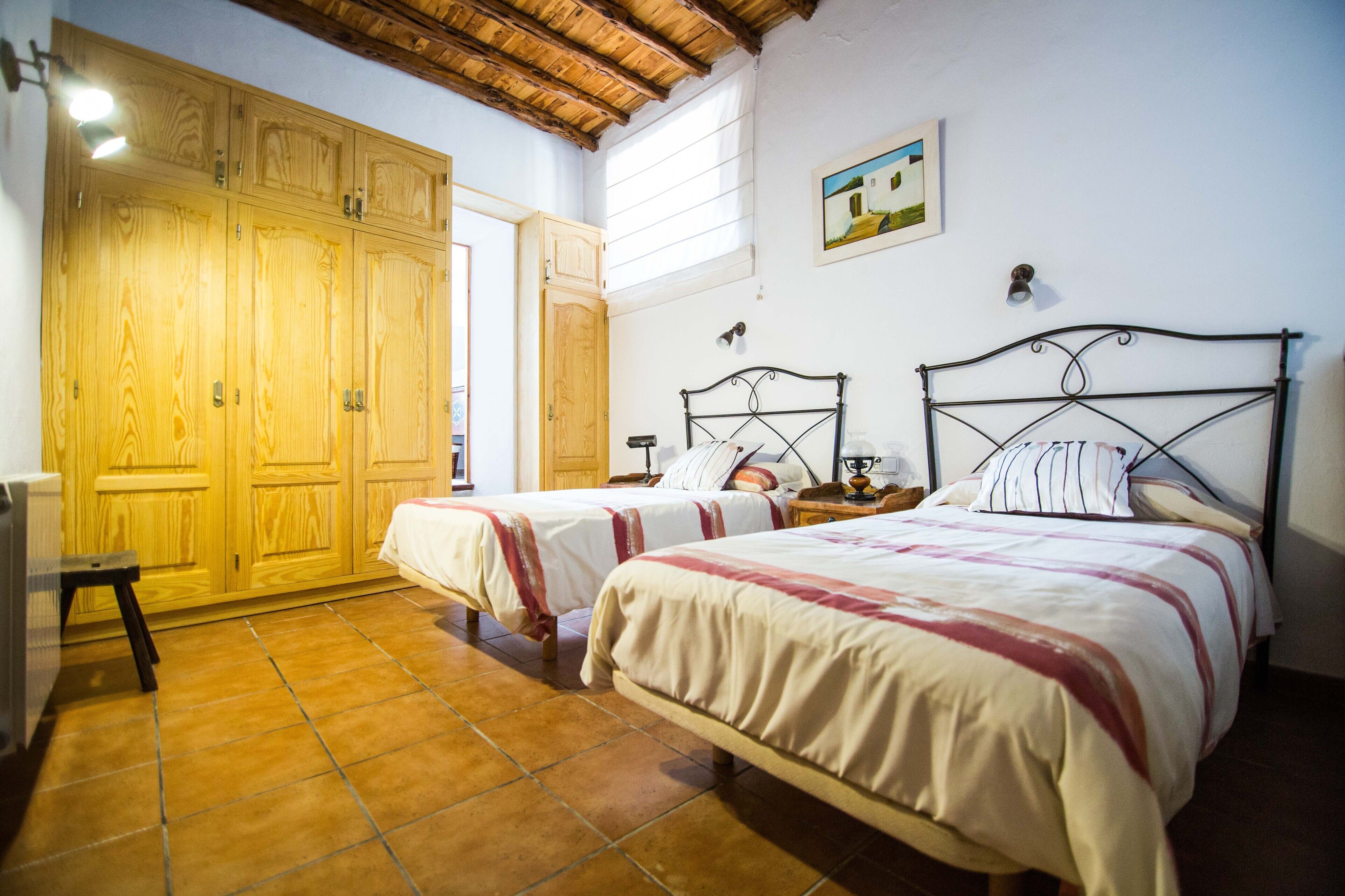 3 slaapkamers, een kluis op de kamer, een strijkplank/strijkijzer, wifi