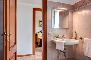 Badewanne, Haartrockner, Bidet, Handtücher