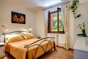 3 Schlafzimmer, Schreibtisch, Bügeleisen/Bügelbrett, WLAN