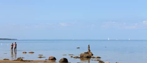 Una spiaggia nelle vicinanze