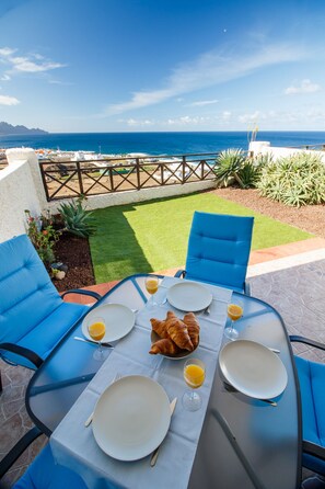 Outdoor dining - Quiet apartment with panoramic terrace (Agaete)