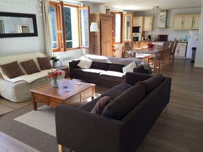 Tv, dvd-spelare, ett bordtennisbord och böcker