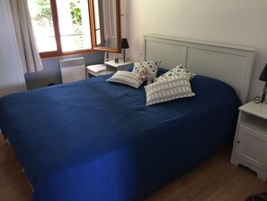 3 habitaciones, tabla de planchar con plancha y cuna de viaje 