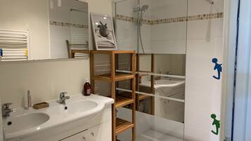 Douche, sèche-cheveux, papier toilette