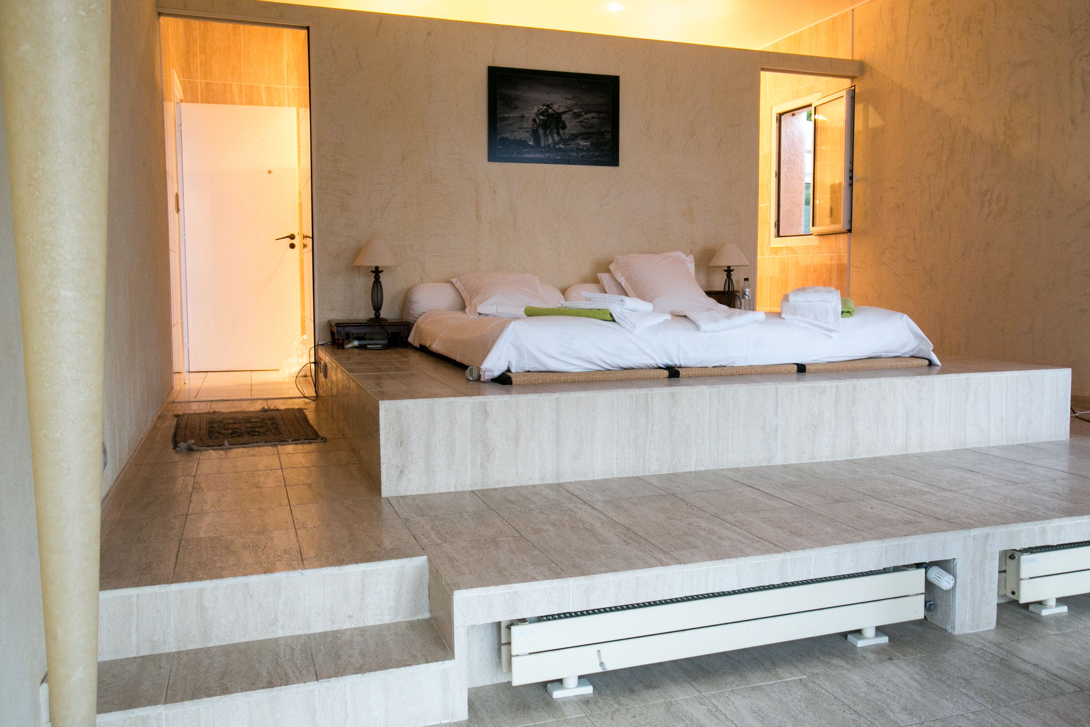 5 dormitorios, escritorio, tabla de planchar con plancha y cuna de viaje